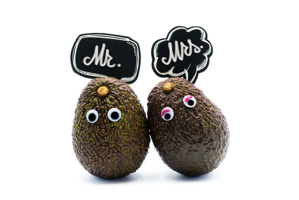 Romantico avocado coppia con occhi googly e bolle vocali con il testo Mr e Mrs, cibo divertente e concetto di amore per i progetti creativi
. - Foto, immagini