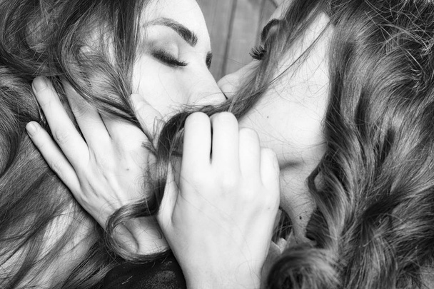 Young kissing girls - Foto, afbeelding