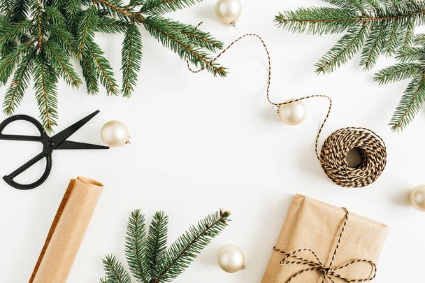 Круглая рамка макет с рождественскими украшениями и подарки упаковки с еловыми ветвями и коробки изолированы на белом фоне, крупным планом
  - Фото, изображение