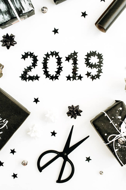 Новый 2019 год фон с подарками и украшениями на белом фоне
  - Фото, изображение
