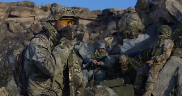 Soldaten nemen een pauze van patrouille - Video