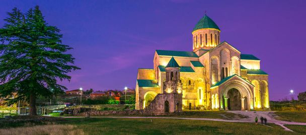 Bagratin katedraali tai Dormition katedraali, jota kutsutaan myös Kutain katedraaliksi Kutaisissa, Georgiassa
 - Valokuva, kuva