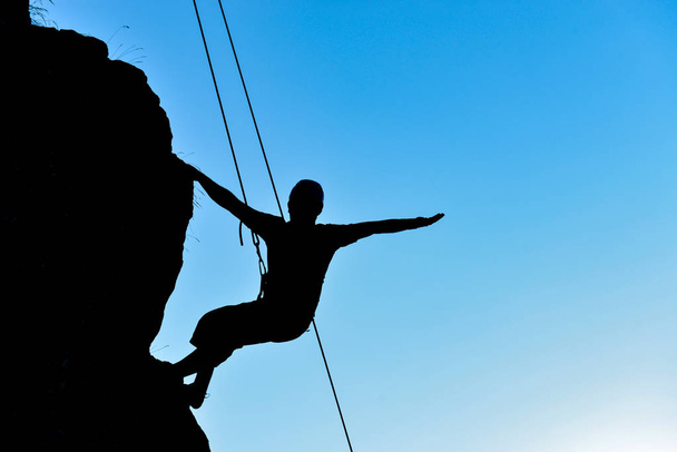 Rock wspinacz sylwetka; szalony climber i sport - Zdjęcie, obraz