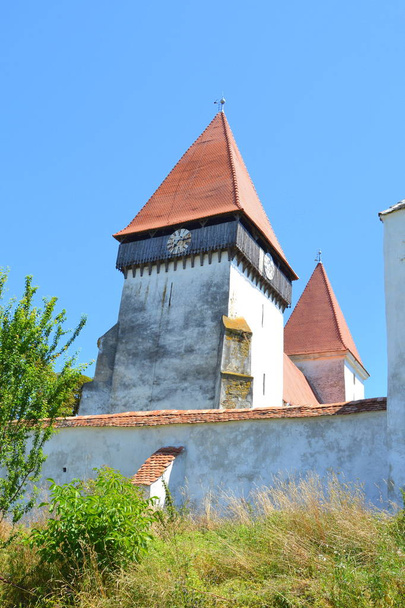 Ufortyfikowanego średniowiecznego kościoła Saksonii we wsi Merghindeal - Mergenthal, Transylwania, Rumunia. Osada została po raz pierwszy certyfikat w 1336, ale obronny kościół pochodzi z drugiej połowy XIII wieku. - Zdjęcie, obraz