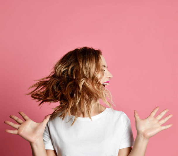 Emotional woman shake a head screaming shouting yelling closeup portrait on pink background - Foto, imagen