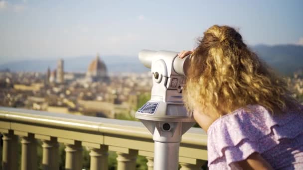 Genç kız manzaraya spyglass ile görünüyor. Floransa, İtalya - Video, Çekim