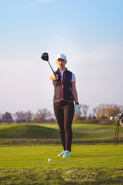 Mladá krásná žena je golf školení - Fotografie, Obrázek