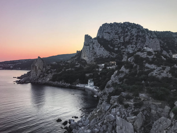 Bela rocha perto do mar Negro. República da Crimeia
 - Foto, Imagem