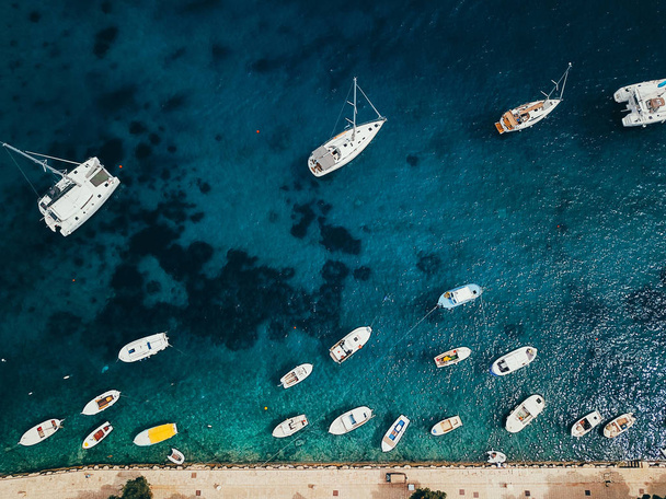 Luchtfoto foto van schilderachtige haven met zeilboten en jachten - Foto, afbeelding