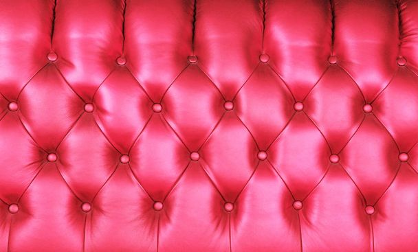 Textura de fondo de cuero genuino capitone rosa, retro estilo Chesterfield tapicería de muebles con copetudo suave con patrón de diamante profundo y botones, de cerca - Foto, imagen