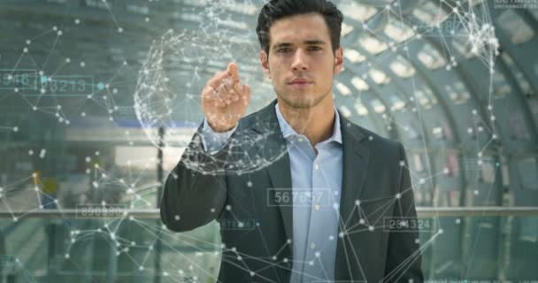 hombre de negocios en traje tocando con el holograma gráfico de dedos, video en cámara lenta
 - Imágenes, Vídeo