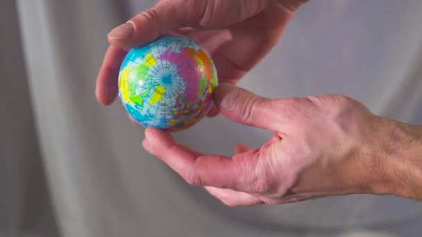 The hand is holding and throwing up the globe. The world is in your hands. Slow motion - Video, Çekim