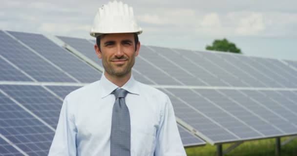 video of Caucasian man standing at eco solar panels with arms crossed and looking at camera  - Video, Çekim
