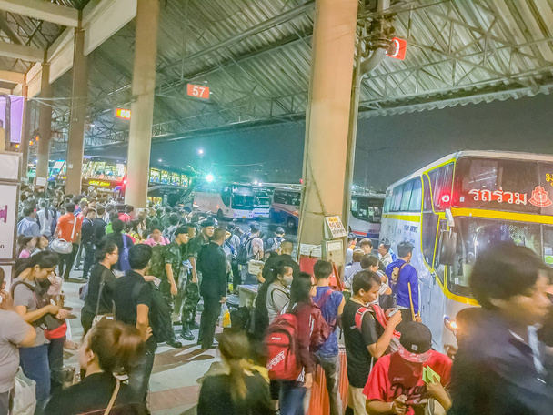 Bangkok, Thajsko - 7 července 2017: Davy lidí čekají autobusy na autobusovém nádraží Mochit během prodlouženého víkendu se vrátit do jejich provinční dům.  - Fotografie, Obrázek