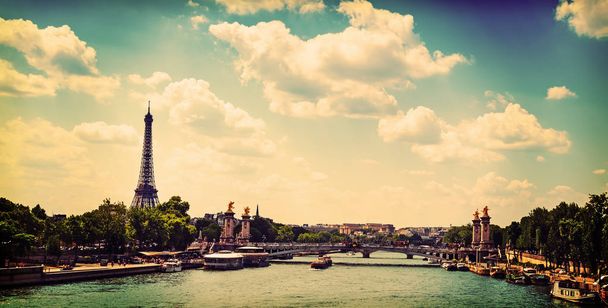 Senna fiume con torre Eiffel effetto vintage tono. Parigi, Francia
 - Foto, immagini