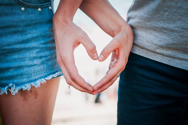молода пара тримає руки в формі серця
 - Фото, зображення