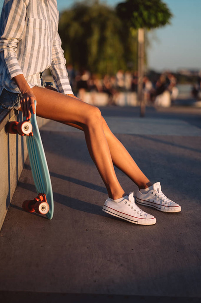 Όμορφα πόδια του νεαρού κοριτσιού με μια στενή άποψη - Φωτογραφία, εικόνα