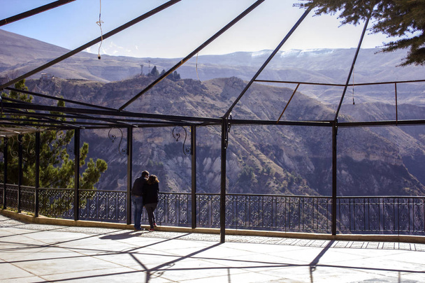 Bcharre, Ліван - 27 листопада 2015: Люди на оглядовий майданчик в горах Ліван захоплююся краєвид ліванських гір і долині Уаді. Bcharre, Ліван - Фото, зображення