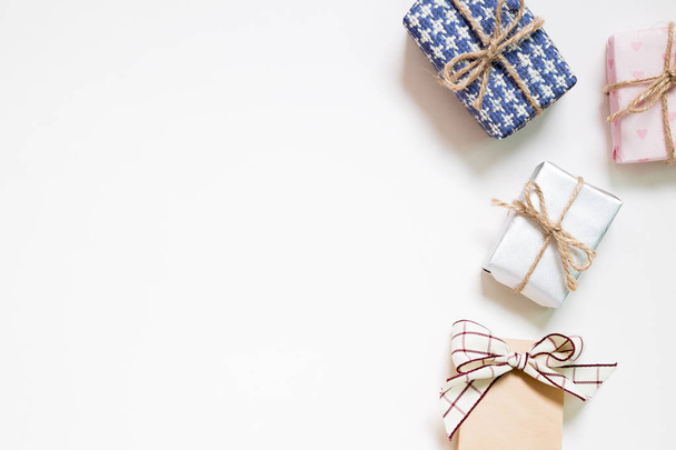 hediye kutuları beyaz arkaplanda izole - Fotoğraf, Görsel