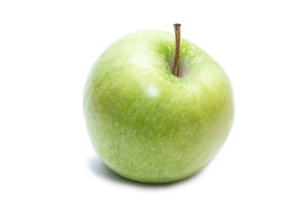 Сочное зеленое яблоко на белом фоне. Вид сбоку
 - Фото, изображение