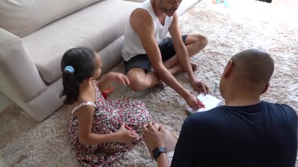 Famille gay avec enfant adopté Dessin sur ordinateur portable à la maison
 - Séquence, vidéo