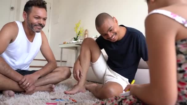 Gay rodziny z rysunku dziecka przysposobionego notebooka w domu - Materiał filmowy, wideo