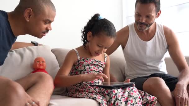 Família gay com criança adotada usando tablet em casa
 - Filmagem, Vídeo