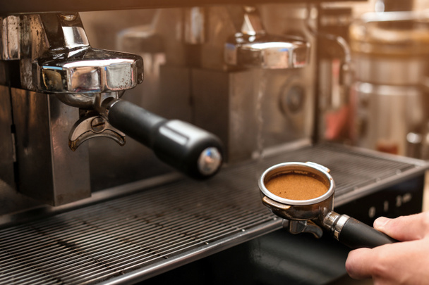 Mężczyzna barista Dokonywanie espresso przy użyciu profesjonalny ekspres do kawy, zbliżenie - Zdjęcie, obraz