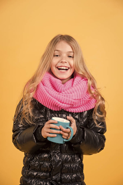Girl with blue cup smile on orange background - Φωτογραφία, εικόνα