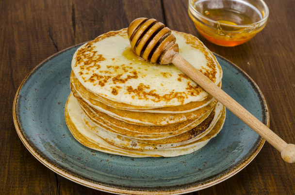 leckere Pfannkuchen mit Honig. Studioaufnahme - Foto, Bild