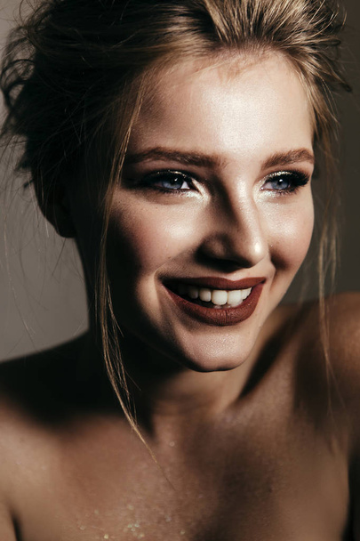 Art portrait of a beautiful girl with make-up, clean skin and flowing hair. - Foto, imagen