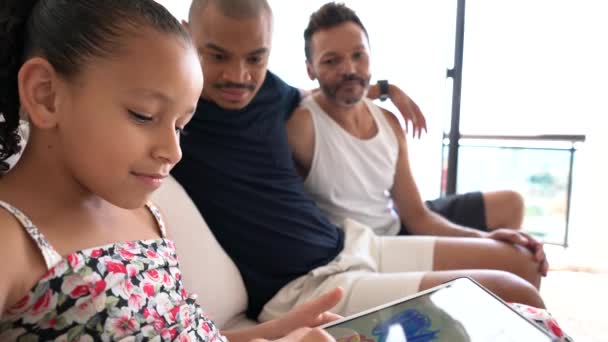 Famille gay avec enfant adopté utilisant une tablette à la maison
 - Séquence, vidéo