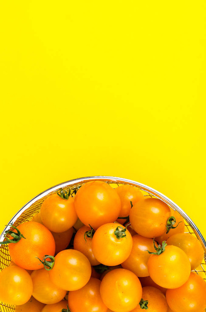 Yellow ripe small tomatoes in metal basket. Studio Phot - 写真・画像