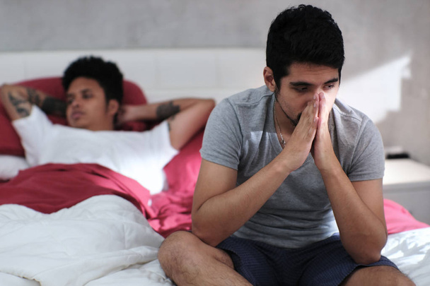 Gay osób mających problemy i konflikty w domu łóżko - Zdjęcie, obraz