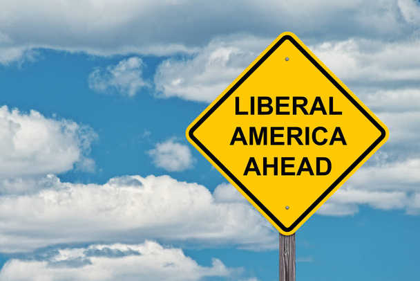 Znak ostrzegawczy z wyprzedzeniem liberalnej Ameryki, z tle błękitnego nieba - Zdjęcie, obraz