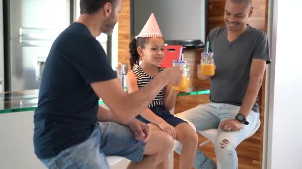 Famille moderne - Couple gay avec enfants adoptés - sur un toast de fête
 - Séquence, vidéo
