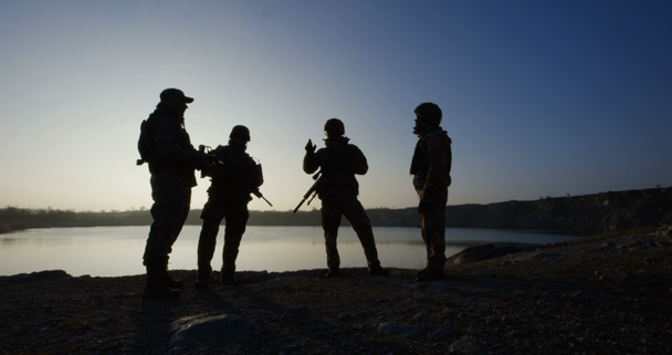 Εξοπλισμένο και οπλισμένων στρατιωτών έτοιμο για μια αποστολή - Πλάνα, βίντεο