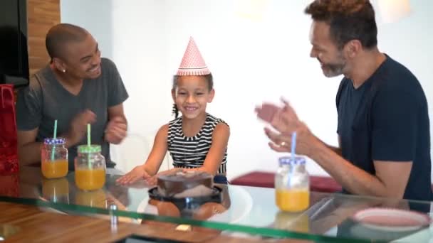 Famille moderne - Couple gay avec enfants adoptés - fête d'anniversaire
 - Séquence, vidéo