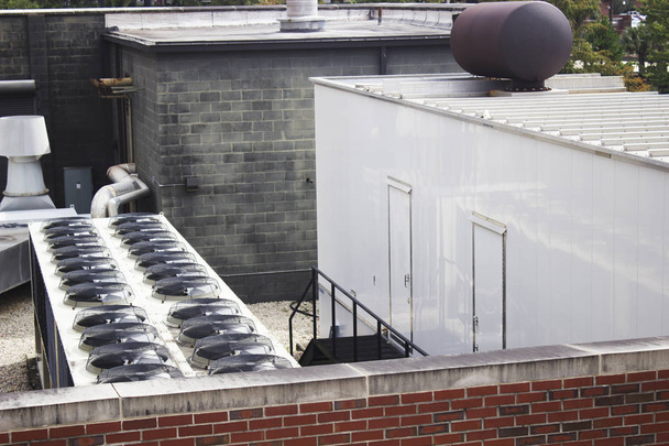 Ventilatori di raffreddamento industriali e scale sul tetto
 - Foto, immagini