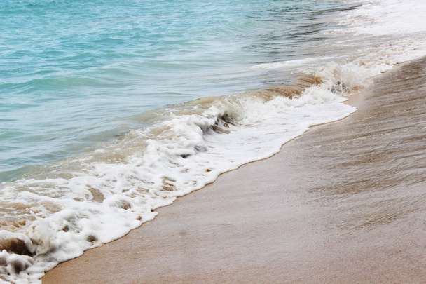 Mousse de mer blanche et vague bleue de l'océan propre à la Barbade
 - Photo, image