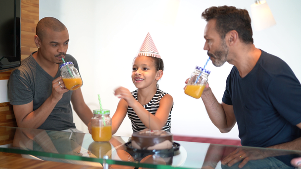 Famille moderne - Couple gay avec enfants adoptés - sur un toast de fête
 - Séquence, vidéo