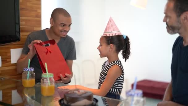 Famille moderne - Couple gay avec enfants adoptés - donner un cadeau à la fête d'anniversaire
 - Séquence, vidéo