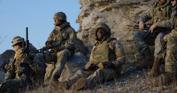Солдаты сидят во время перерыва в нападении
 - Кадры, видео