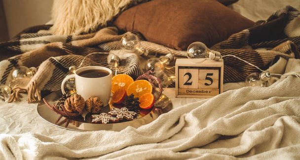 Joulun aselepo. Vanha vintage puinen kalenteri asetettu 25 Joulukuun kuppi teetä, evästeitä, appelsiineja ja pähkinöitä
 - Valokuva, kuva