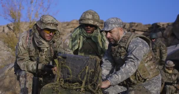 Bewaffneter afrikanisch-amerikanischer Soldat schaut auf Computer - Filmmaterial, Video