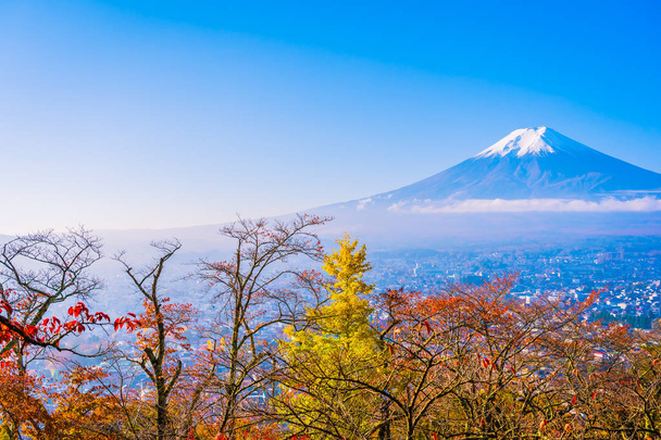 schöne Landschaft des Berg-Fuji um Ahornblattbaum mit weißer Wolke und blauem Himmel in der Herbstsaison bei yamanashi japan - Foto, Bild