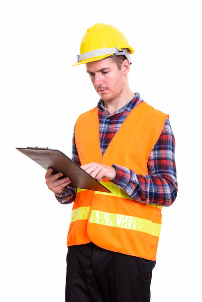 Studyjne ujęcie robotnika budowlanego czytającego w schowku - Zdjęcie, obraz