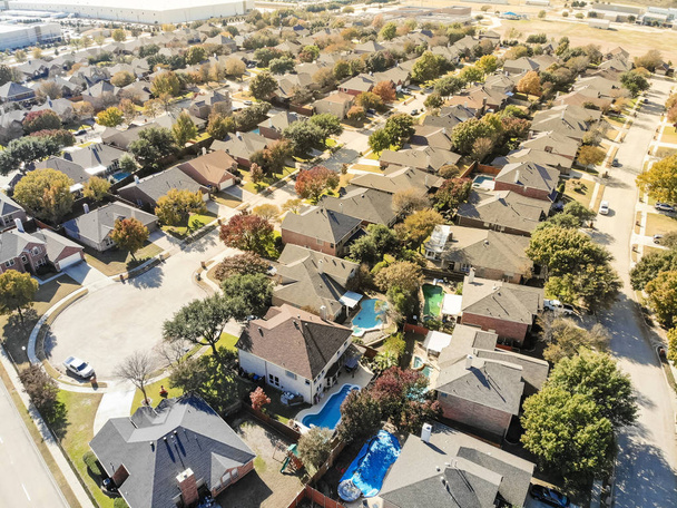 Вид с воздуха на типичную пригородную тупиковую улицу в Флауэр-Маунд, к северо-западу от Далласа, Техас, США. Цветные осенние листья
 - Фото, изображение