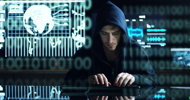 Hacker intenta ingresar al sistema utilizando códigos y números para averiguar la contraseña de seguridad.El hacker ingresa al software para robar información de inicio.Concepto: tecnología inmersiva, realidad aumentada
 - Metraje, vídeo