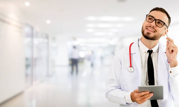 Hastanede tablet bilgisayar kullanan bir doktor. Sağlık ve doktor hizmetleri. - Fotoğraf, Görsel